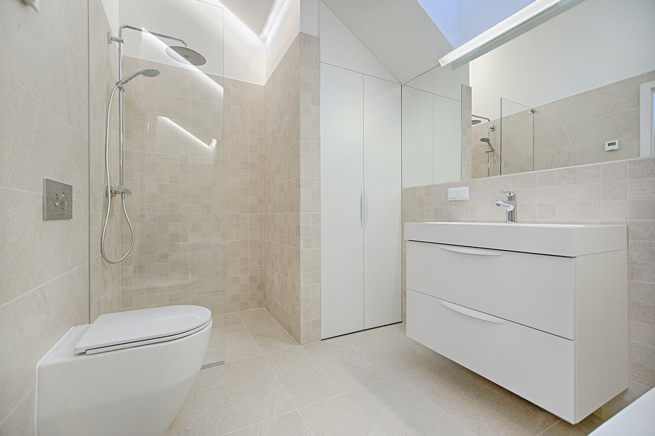 Płytki łazienkowe - idealna dekoracja Twojej ściany w łazience